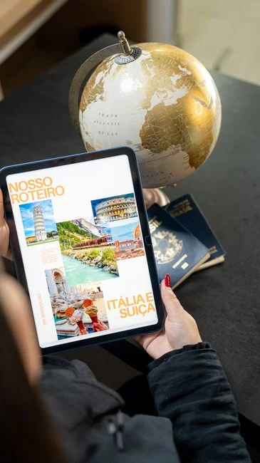 Planner ouvert sur un bureau avec une note manuscrite « Holiday Email Marketing Series ».